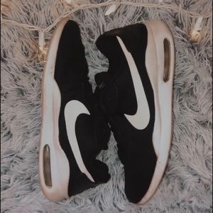 Nike Air Black/White Athletic Runner shoes